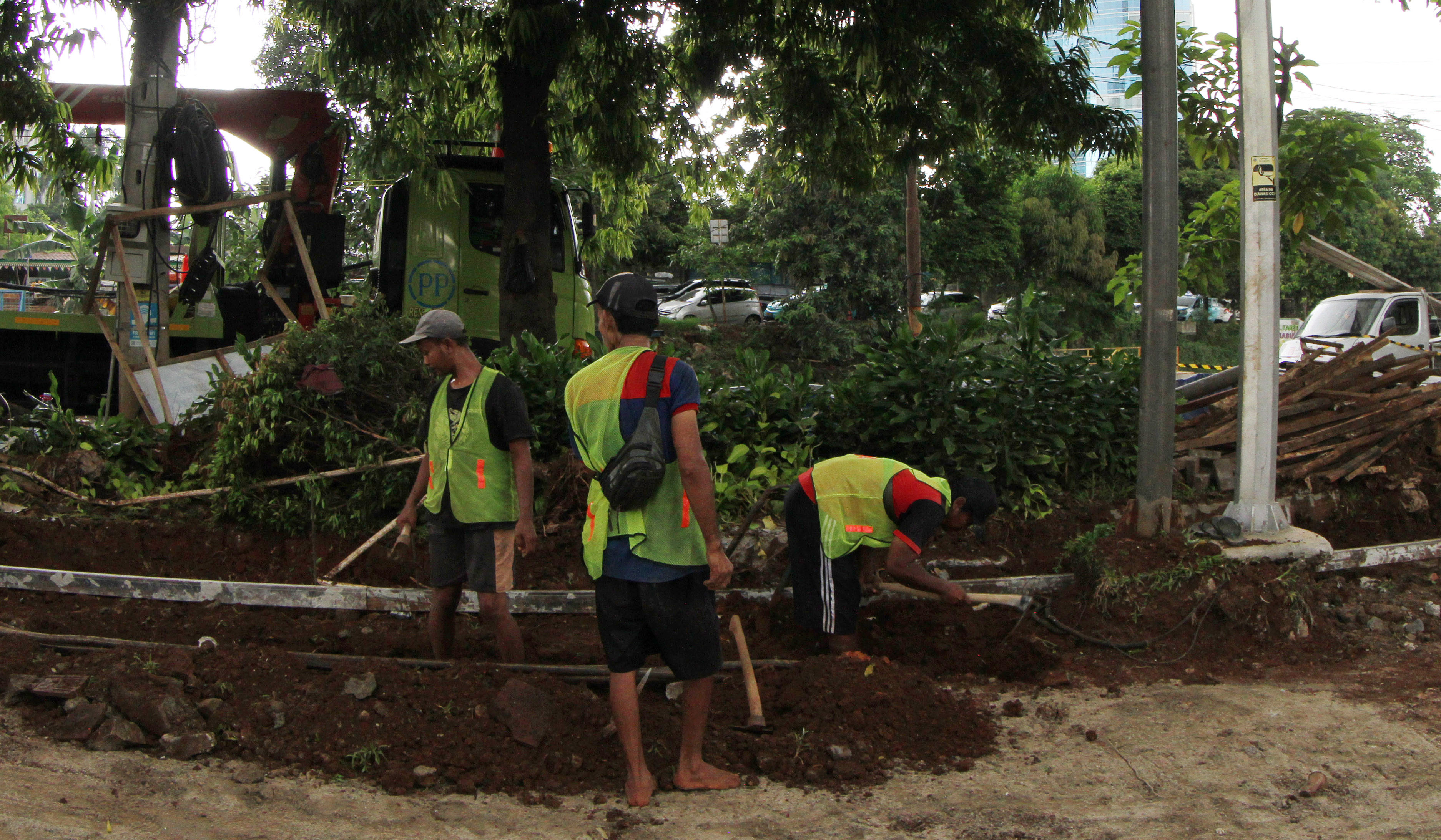 Revitalisasi trotoar di jalan HR Rasuna Said. (Agus Priatna/SinPo.id)