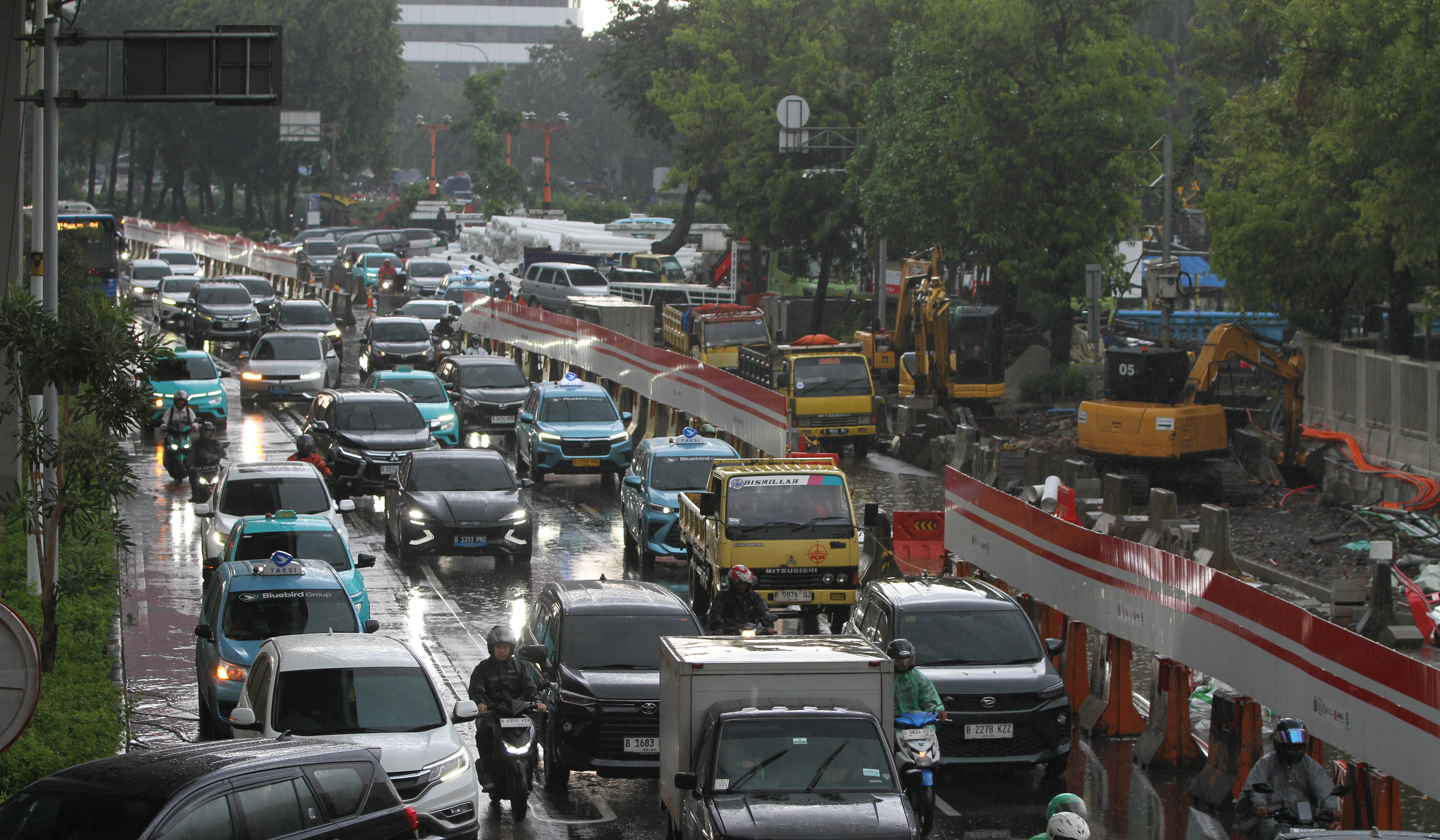 Revitalisasi trotoar di jalan HR Rasuna Said. (Agus Priatna/SinPo.id)