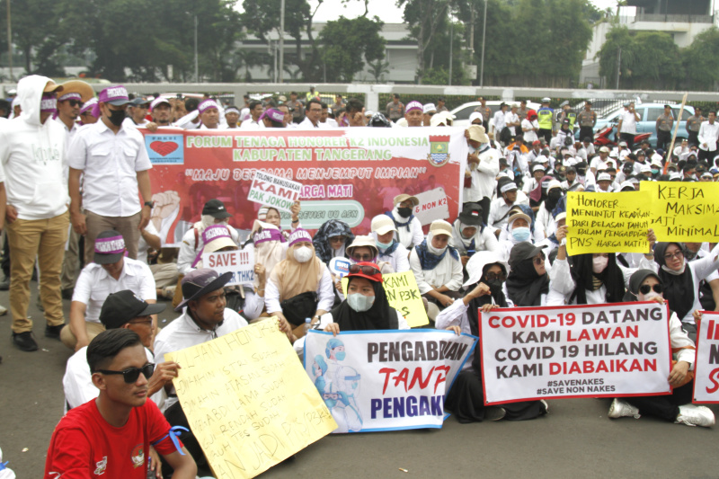 Ribuan ASN honorer Kota Cilegon dan Pandeglang gelar aksi demo di DPR menuntut segera diangkat menjadi PNS (Ashar/SinPo.id)