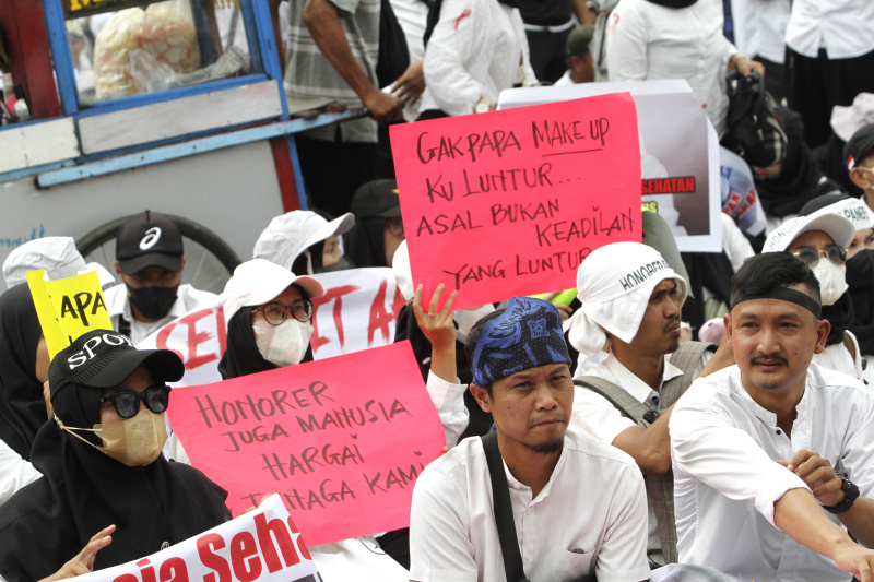 Ribuan ASN honorer Kota Cilegon dan Pandeglang gelar aksi demo di DPR menuntut segera diangkat menjadi PNS (Ashar/SinPo.id)