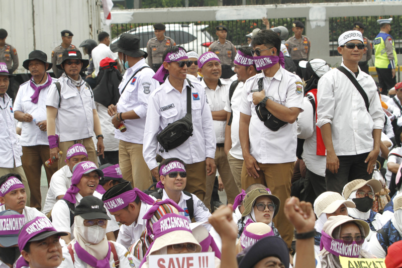 Ribuan ASN honorer Kota Cilegon dan Pandeglang gelar aksi demo di DPR menuntut segera diangkat menjadi PNS (Ashar/SinPo.id)