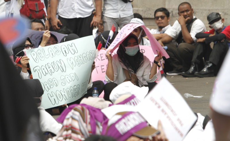 Ribuan ASN honorer Kota Cilegon dan Pandeglang gelar aksi demo di DPR menuntut segera diangkat menjadi PNS (Ashar/SinPo.id)