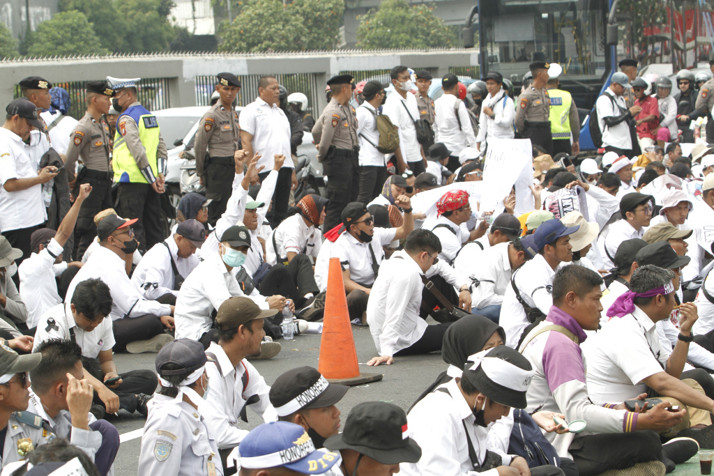 Ribuan ASN honorer Kota Cilegon dan Pandeglang gelar aksi demo di DPR menuntut segera diangkat menjadi PNS (Ashar/SinPo.id)