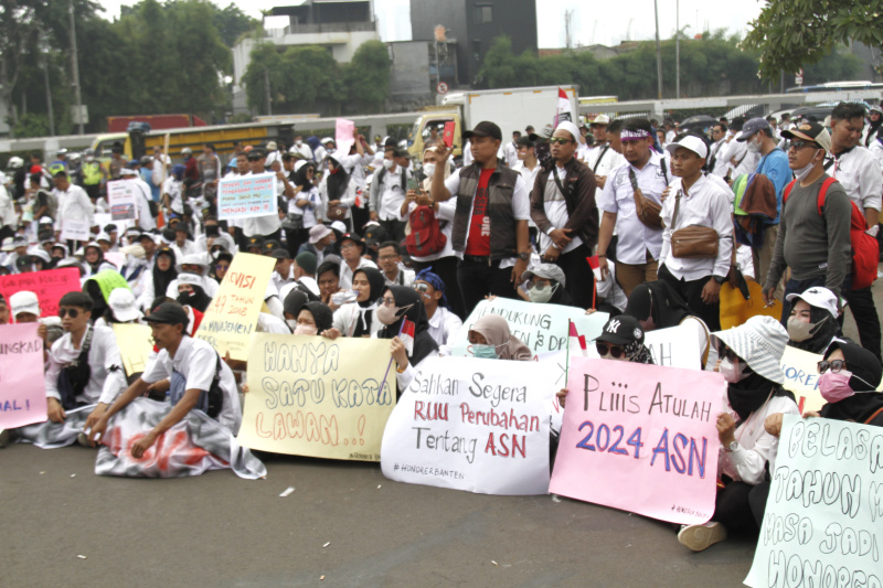 Ribuan ASN honorer Kota Cilegon dan Pandeglang gelar aksi demo di DPR menuntut segera diangkat menjadi PNS (Ashar/SinPo.id)