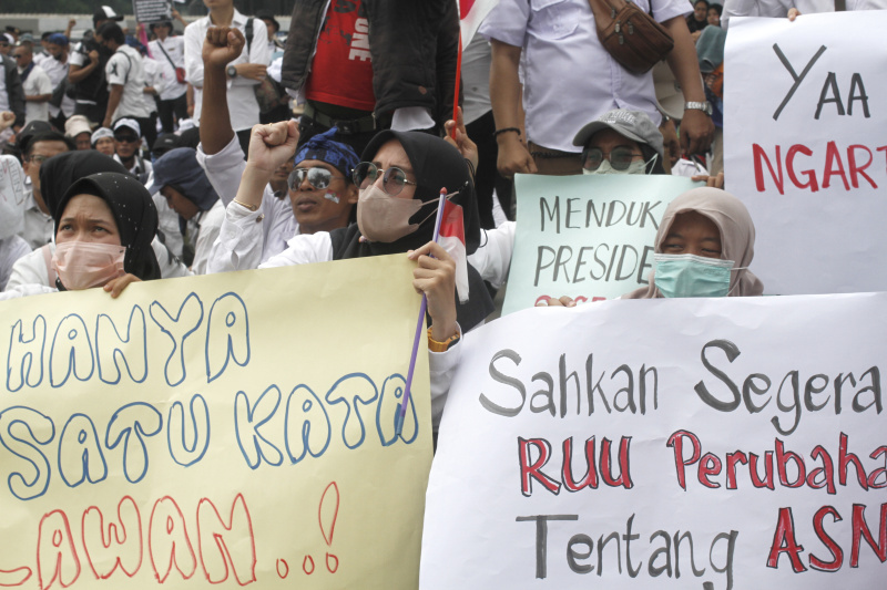 Ribuan ASN honorer Kota Cilegon dan Pandeglang gelar aksi demo di DPR menuntut segera diangkat menjadi PNS (Ashar/SinPo.id)