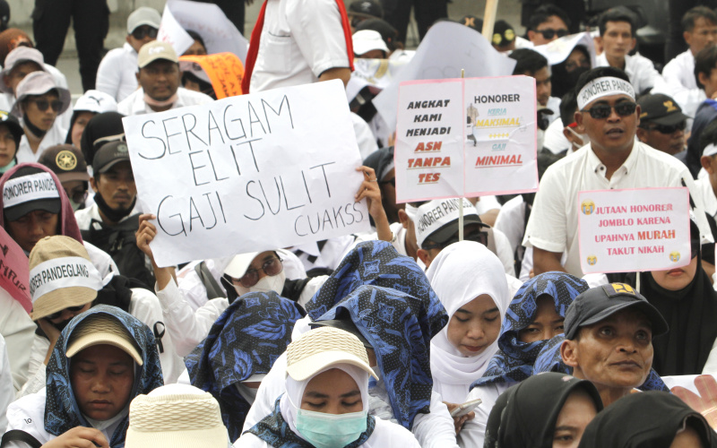 Ribuan ASN honorer Kota Cilegon dan Pandeglang gelar aksi demo di DPR menuntut segera diangkat menjadi PNS (Ashar/SinPo.id)