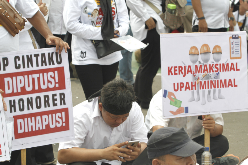 Ribuan ASN honorer Kota Cilegon dan Pandeglang gelar aksi demo di DPR menuntut segera diangkat menjadi PNS (Ashar/SinPo.id)