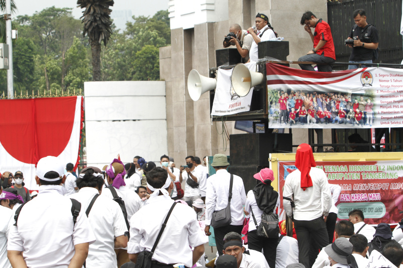 Ribuan ASN honorer Kota Cilegon dan Pandeglang gelar aksi demo di DPR menuntut segera diangkat menjadi PNS (Ashar/SinPo.id)