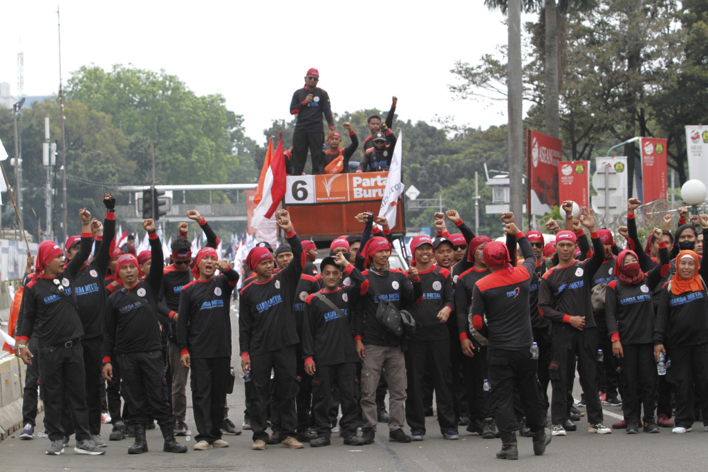 Ribuan buruh gelar aksi demo May Day Cabut UU Omnisbuslaw di Patung Kuda Arjuna Wiwaha (Ashar/SinPo.id)