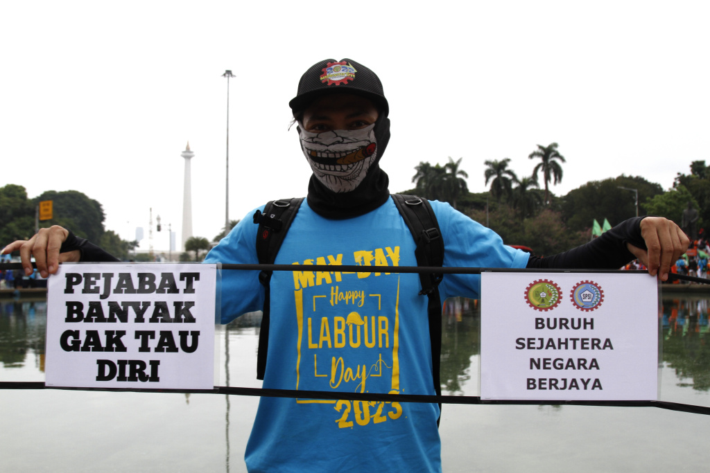 Ribuan buruh gelar aksi demo May Day Cabut UU Omnisbuslaw di Patung Kuda Arjuna Wiwaha (Ashar/SinPo.id)