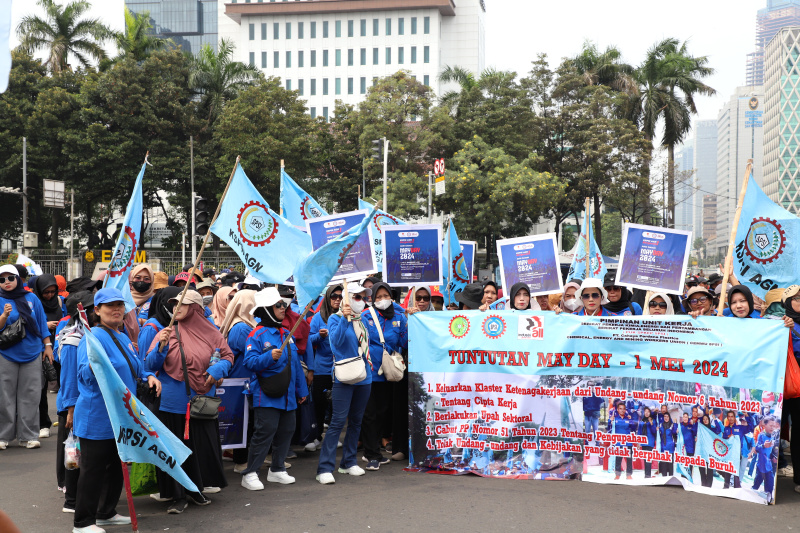 Ribuan buruh gelar aksi demo peringati Hari Buruh Internasional di Patung Kuda Arjuna Wisaha (Ashar/SinPo.id)