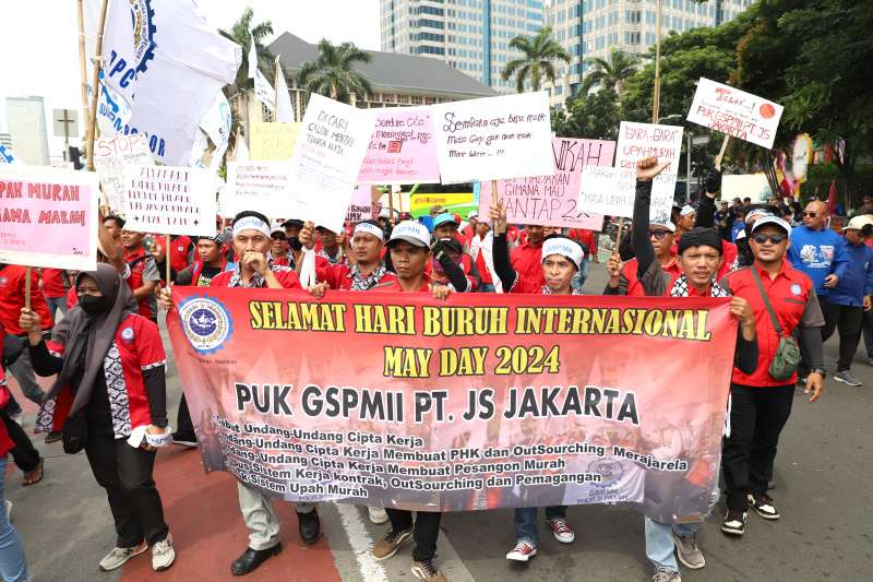 Ribuan buruh gelar aksi demo peringati Hari Buruh Internasional di Patung Kuda Arjuna Wisaha (Ashar/SinPo.id)