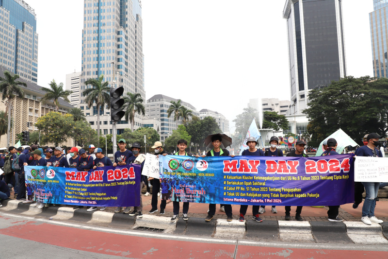 Ribuan buruh gelar aksi demo peringati Hari Buruh Internasional di Patung Kuda Arjuna Wisaha (Ashar/SinPo.id)