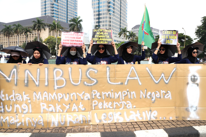 Ribuan buruh gelar aksi demo peringati Hari Buruh Internasional di Patung Kuda Arjuna Wisaha (Ashar/SinPo.id)