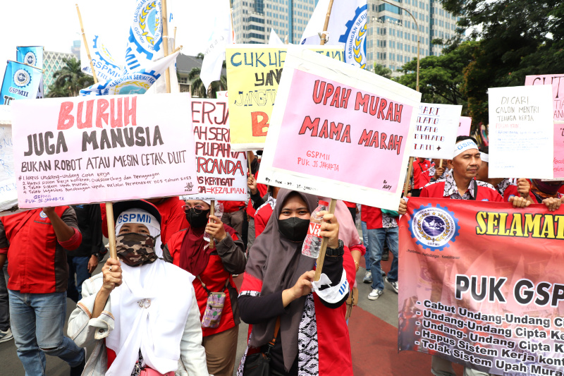 Ribuan buruh gelar aksi demo peringati Hari Buruh Internasional di Patung Kuda Arjuna Wisaha (Ashar/SinPo.id)