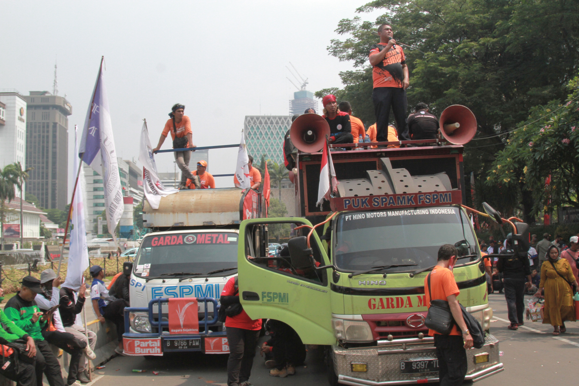 Ribuan buruh gelar aksi demo tolak kenaikan BBM dan tolak PHK masa resesi (Ashar/SinPo.id)