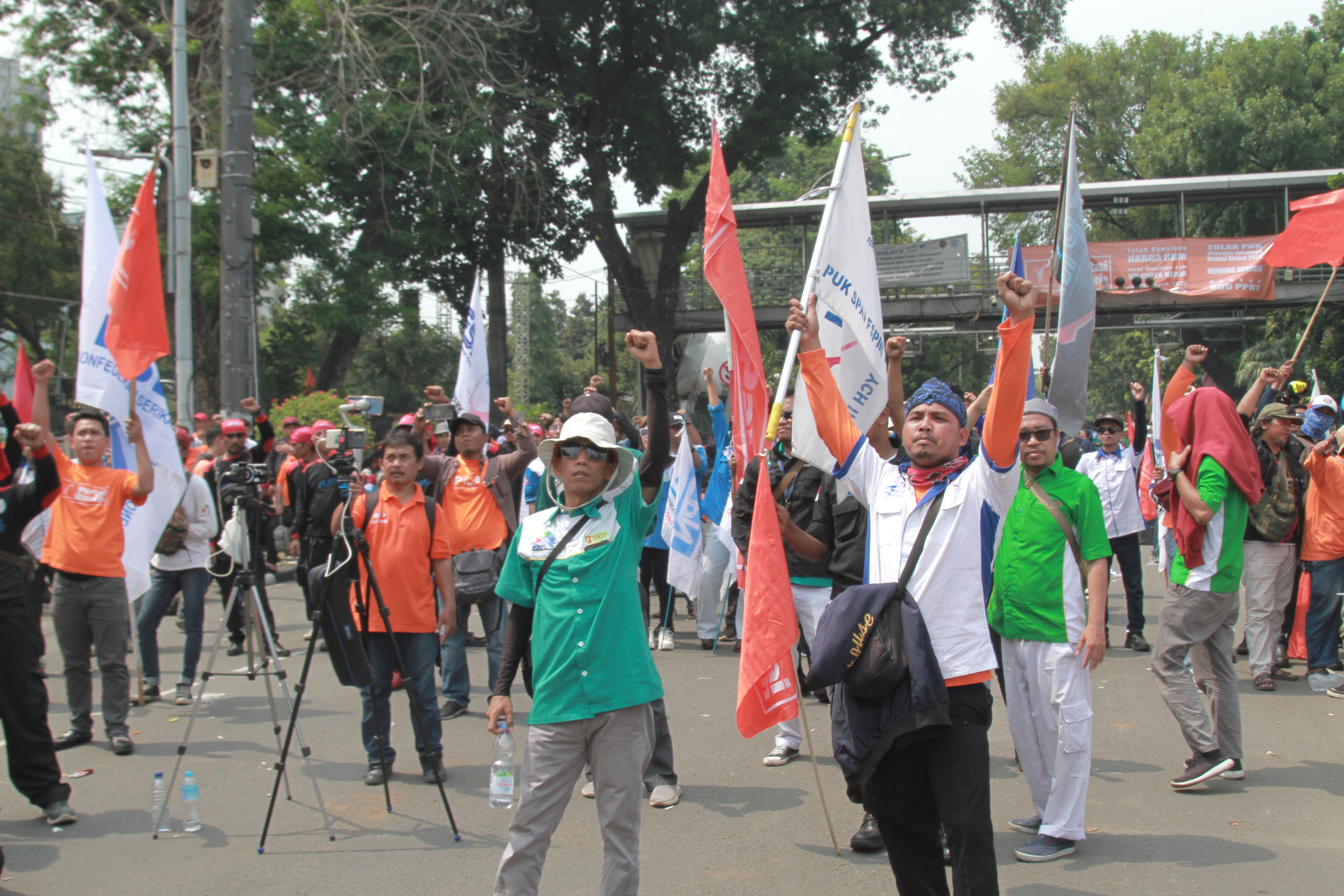 Ribuan buruh gelar aksi demo tolak kenaikan BBM dan tolak PHK masa resesi (Ashar/SinPo.id)