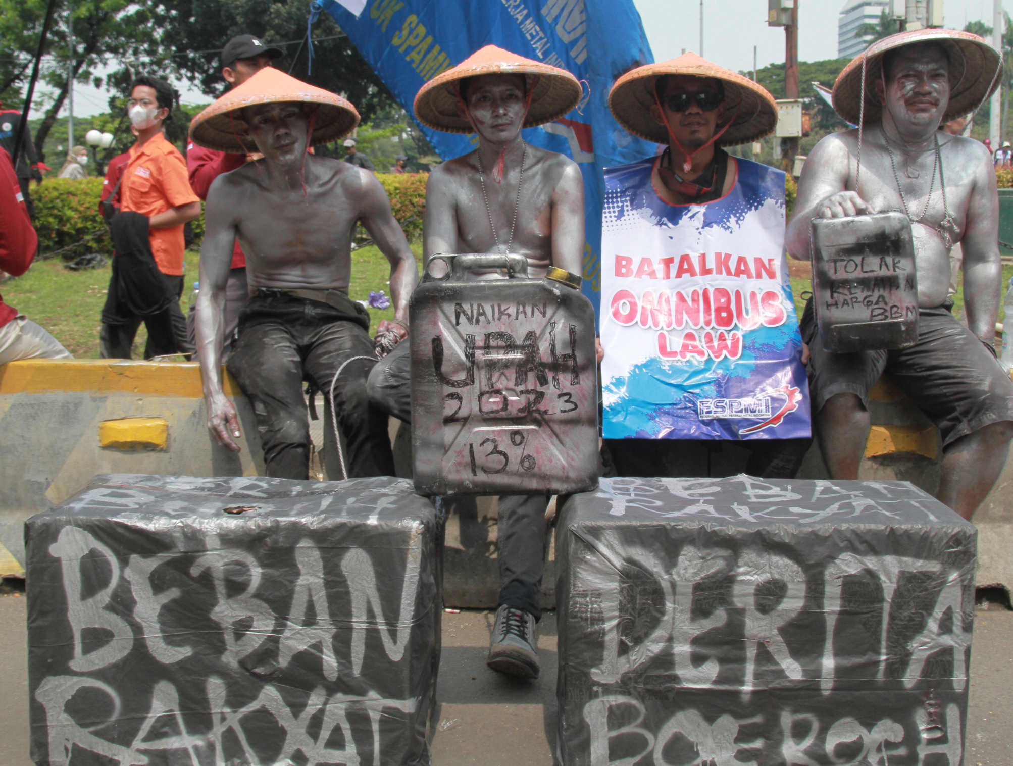 Ribuan buruh gelar aksi demo tolak kenaikan BBM dan tolak PHK masa resesi (Ashar/SinPo.id)