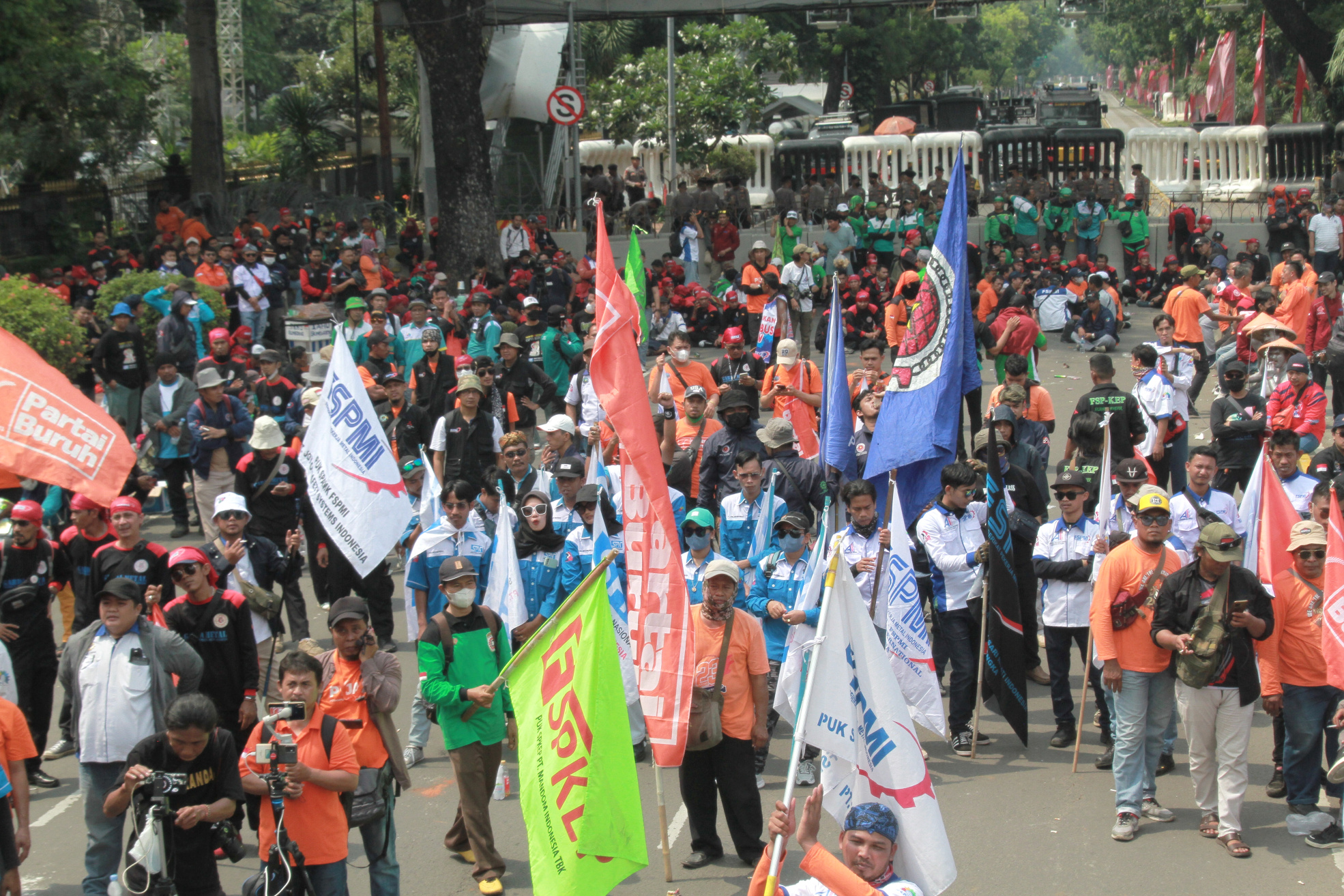 Ribuan buruh gelar aksi demo tolak kenaikan BBM dan tolak PHK masa resesi (Ashar/SinPo.id)