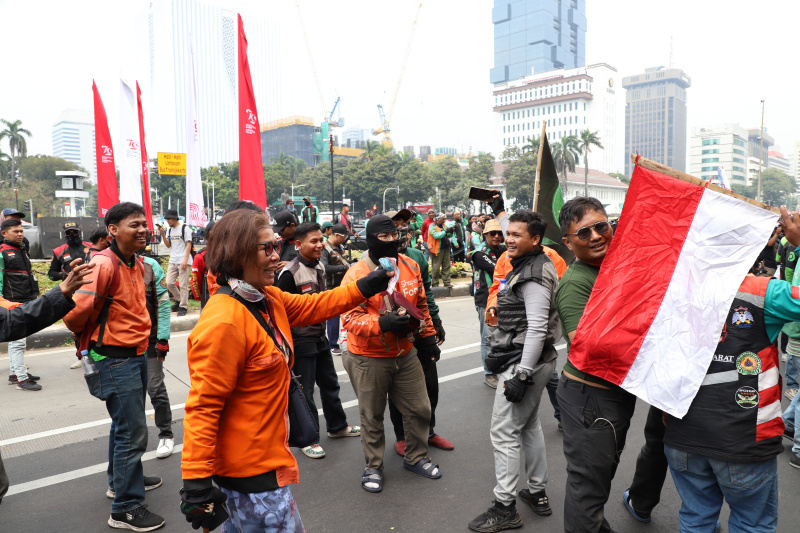 Ribuan driver ojol gelar aksi demo menuntut kenaikan tarif dan menurunkan potongan aplikasi (Ashar/SinPo.id)