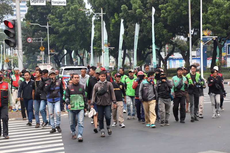 Ribuan driver ojol gelar aksi demo menuntut kenaikan tarif dan menurunkan potongan aplikasi (Ashar/SinPo.id)