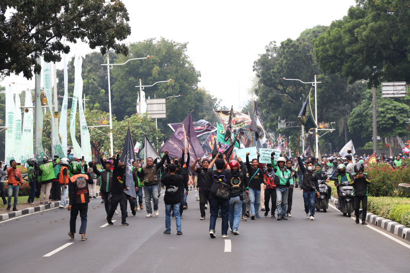 Ribuan driver ojol gelar aksi demo menuntut kenaikan tarif dan menurunkan potongan aplikasi (Ashar/SinPo.id)