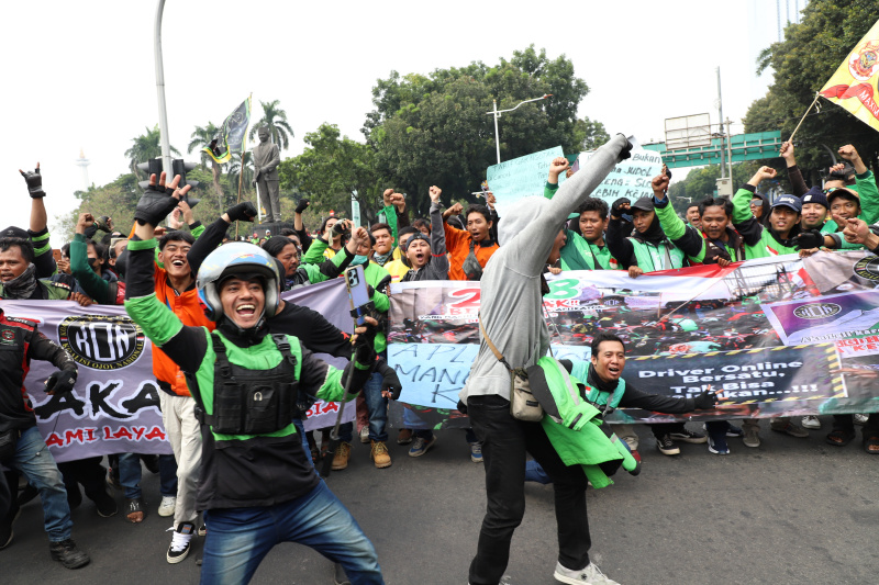 Ribuan driver ojol gelar aksi demo menuntut kenaikan tarif dan menurunkan potongan aplikasi (Ashar/SinPo.id)