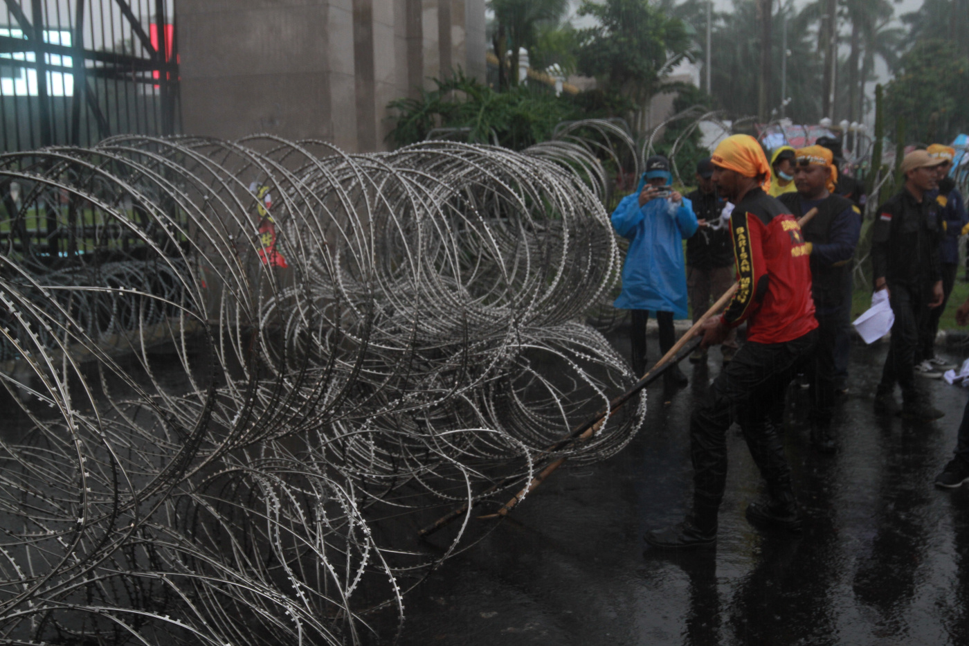 Ribuan massa yang tergabung beberapa elemen yakni, Buruh, Mahasiswa, Ojol dan Petani gelar aksi demo UU Cipta Kerja (Ashar/SinPo.id)