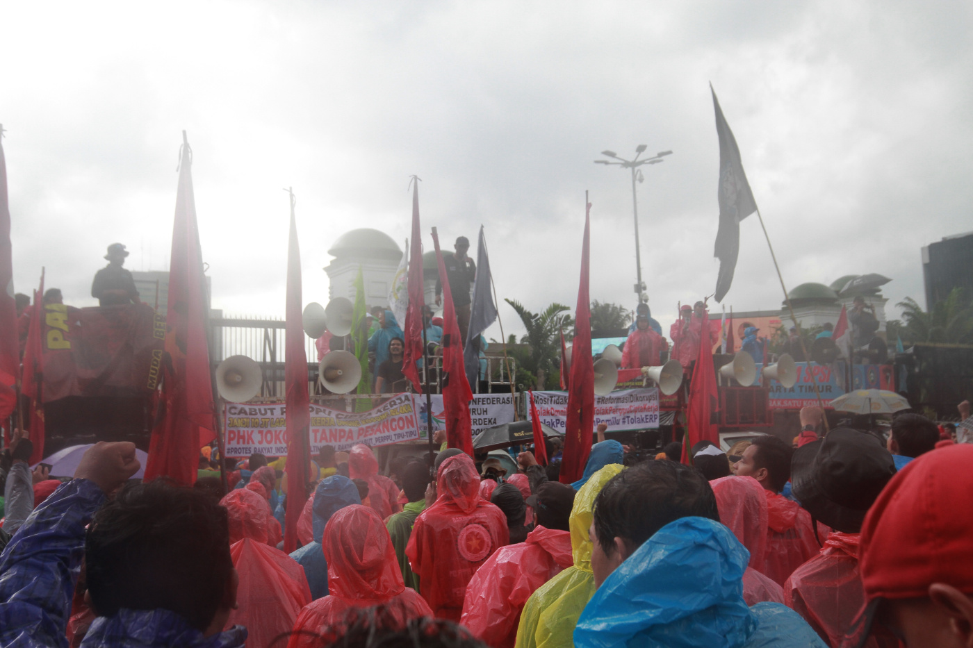 Ribuan massa yang tergabung beberapa elemen yakni, Buruh, Mahasiswa, Ojol dan Petani gelar aksi demo UU Cipta Kerja (Ashar/SinPo.id)