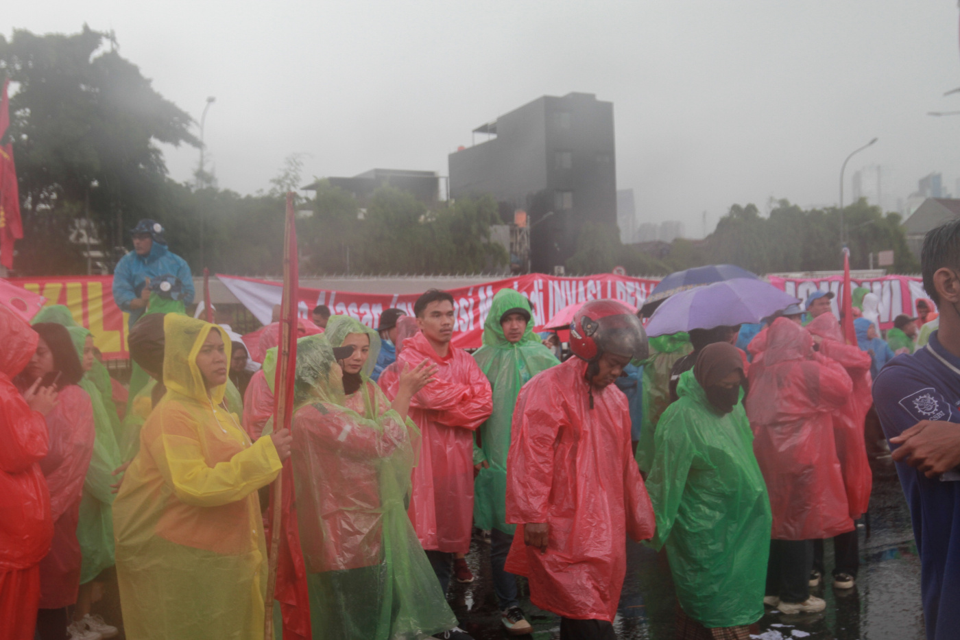 Ribuan massa yang tergabung beberapa elemen yakni, Buruh, Mahasiswa, Ojol dan Petani gelar aksi demo UU Cipta Kerja (Ashar/SinPo.id)