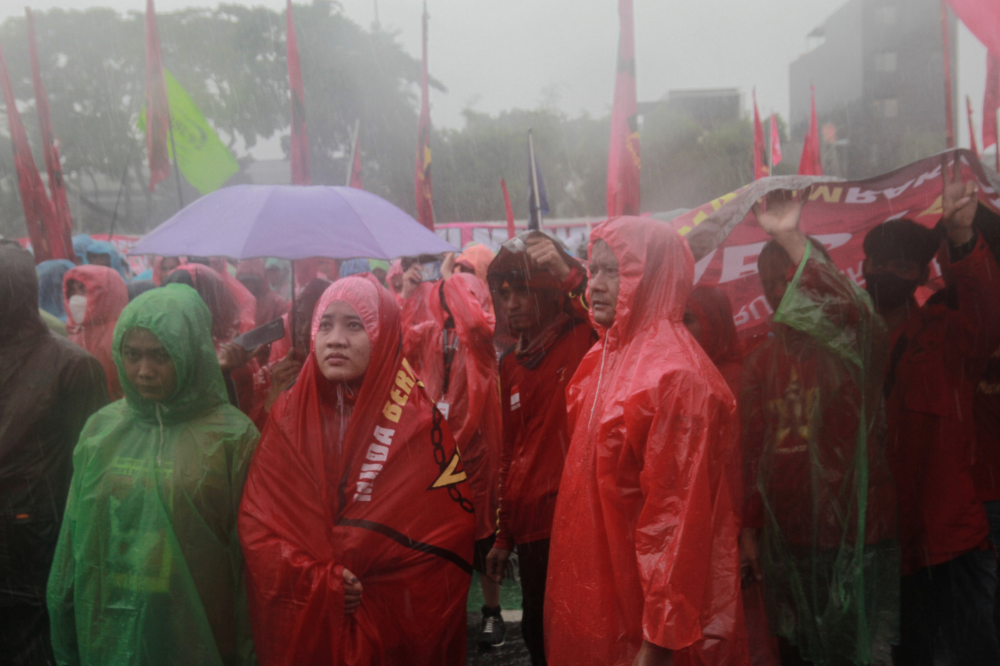 Ribuan massa yang tergabung beberapa elemen yakni, Buruh, Mahasiswa, Ojol dan Petani gelar aksi demo UU Cipta Kerja (Ashar/SinPo.id)