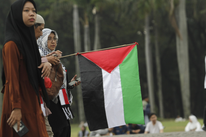 Ribuan massa melakukan aksi damai bela Palestina di silang Monas (Ashar/SinPo.id)