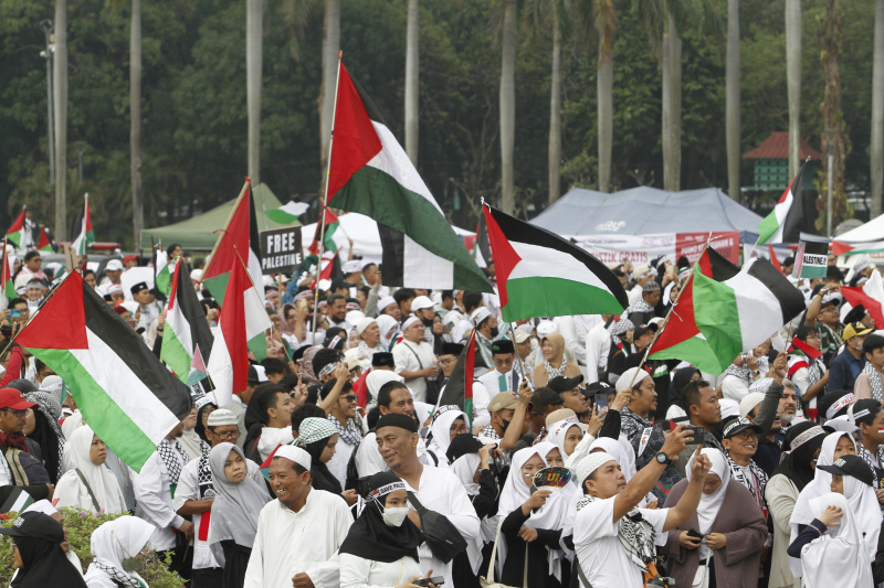 Ribuan massa melakukan aksi damai bela Palestina di silang Monas (Ashar/SinPo.id)