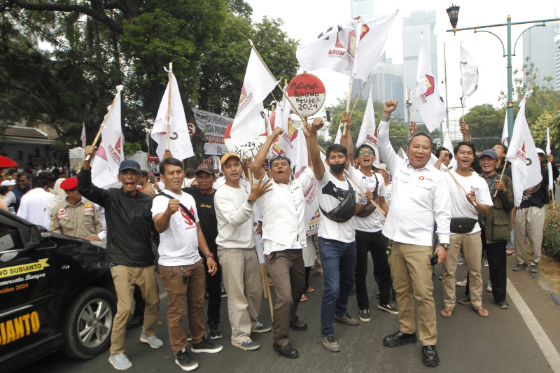 Ribuan pendukung pasangan Prabowo-Gibran padati halaman Gedung KPU (Ashar/SinPo.id)