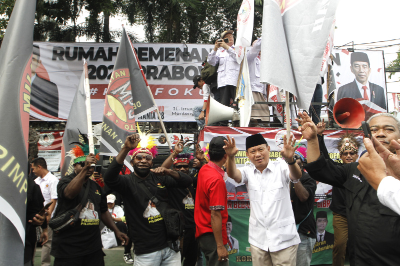 Ribuan pendukung pasangan Prabowo-Gibran padati halaman Gedung KPU (Ashar/SinPo.id)