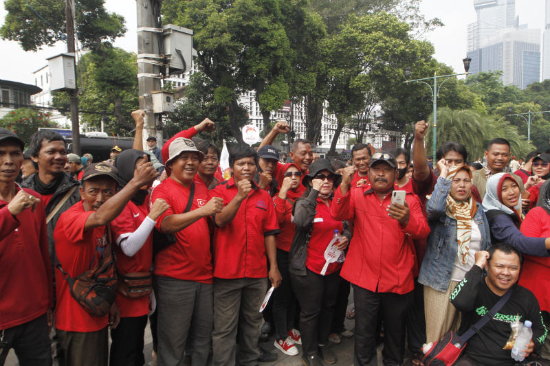 Ribuan pendukung pasangan Prabowo-Gibran padati halaman Gedung KPU (Ashar/SinPo.id)