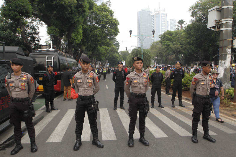 Ribuan pendukung pasangan Prabowo-Gibran padati halaman Gedung KPU (Ashar/SinPo.id)