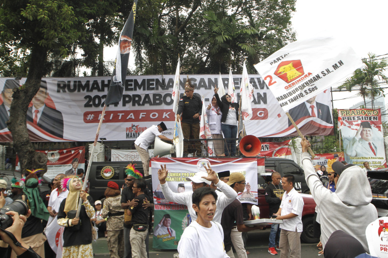 Ribuan pendukung pasangan Prabowo-Gibran padati halaman Gedung KPU (Ashar/SinPo.id)