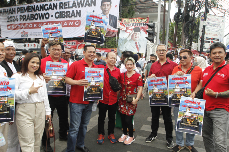 Ribuan pendukung pasangan Prabowo-Gibran padati halaman Gedung KPU (Ashar/SinPo.id)