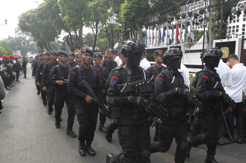 Ribuan pendukung pasangan Prabowo-Gibran padati halaman Gedung KPU (Ashar/SinPo.id)