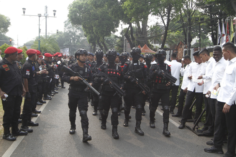 Ribuan pendukung pasangan Prabowo-Gibran padati halaman Gedung KPU (Ashar/SinPo.id)