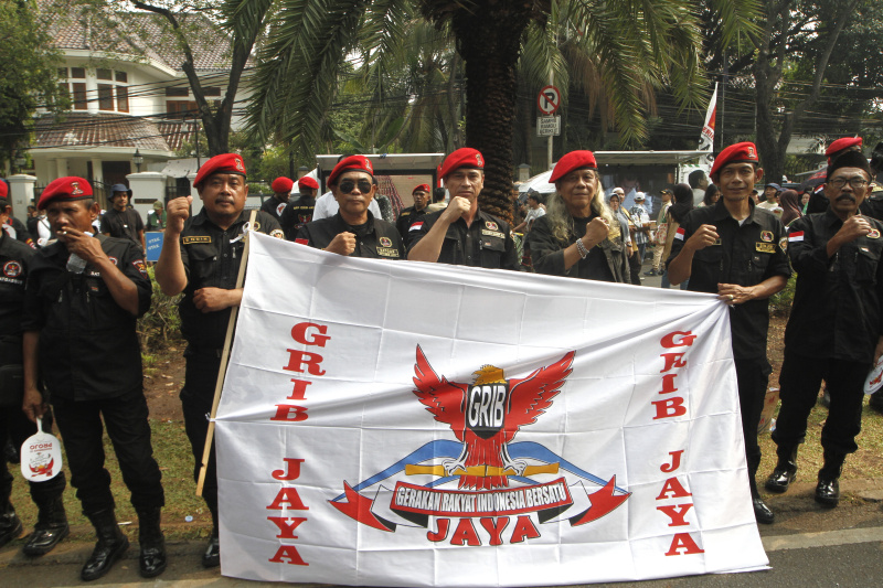 Ribuan pendukung pasangan Prabowo-Gibran padati halaman Gedung KPU (Ashar/SinPo.id)