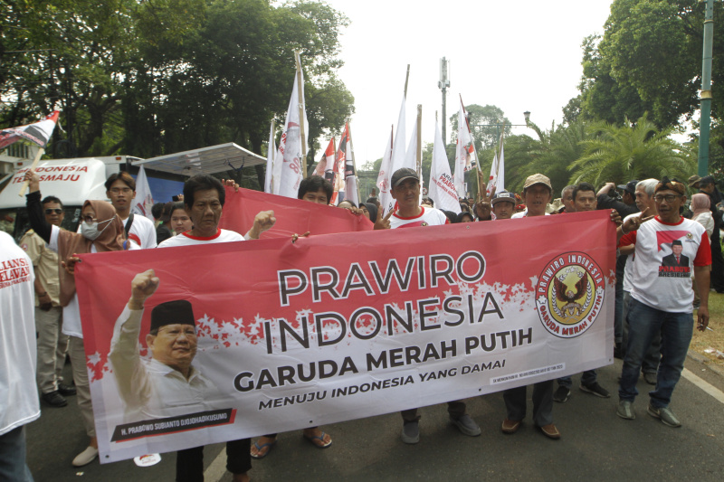 Ribuan pendukung pasangan Prabowo-Gibran padati halaman Gedung KPU (Ashar/SinPo.id)