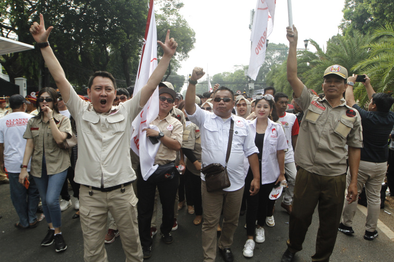 Ribuan pendukung pasangan Prabowo-Gibran padati halaman Gedung KPU (Ashar/SinPo.id)