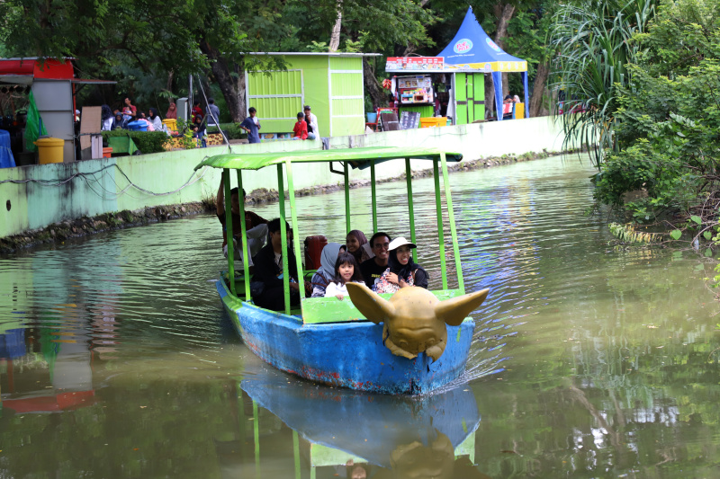 Ribuan pengunjung padati kebun binatang Surabaya di awal tahun 2025 (Ashar/SinPo.id)