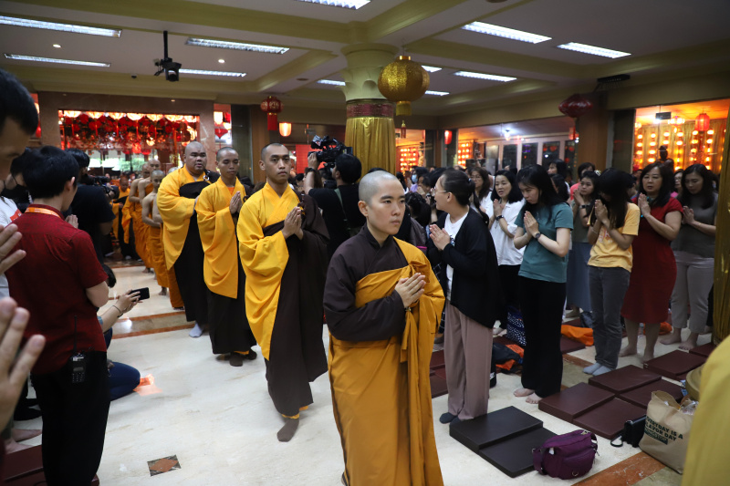 Ribuan umat Buddha mengikuti Ibadah perayaan Waisak 2568 di Wihara Ekayana Ayama (Ashar/SinPo.id)