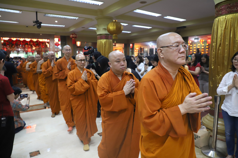 Ribuan umat Buddha mengikuti Ibadah perayaan Waisak 2568 di Wihara Ekayana Ayama (Ashar/SinPo.id)