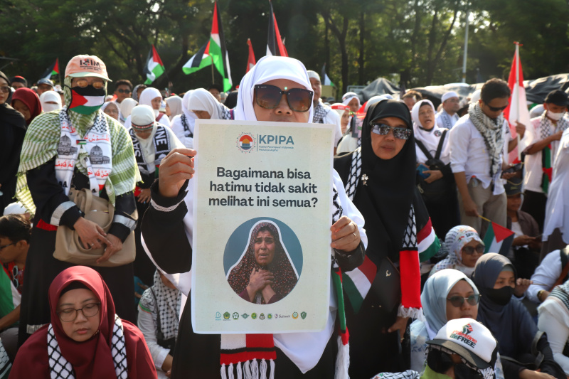 Ribuan warga yang tergabung dalam aksi solidaritas bela Palestina menggelar aksi demo di depan Kedutaan Besar Amerik Serikat menuntut memutuskan kerja sama dengan AS dan Israel (Ashar/SinPo.id)