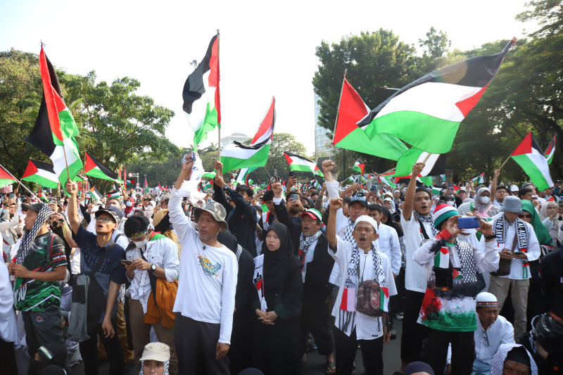 Ribuan warga yang tergabung dalam aksi solidaritas bela Palestina menggelar aksi demo di depan Kedutaan Besar Amerik Serikat menuntut memutuskan kerja sama dengan AS dan Israel (Ashar/SinPo.id)