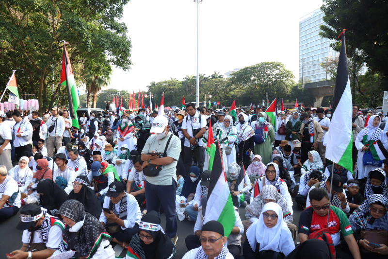 Ribuan warga yang tergabung dalam aksi solidaritas bela Palestina menggelar aksi demo di depan Kedutaan Besar Amerik Serikat menuntut memutuskan kerja sama dengan AS dan Israel (Ashar/SinPo.id)